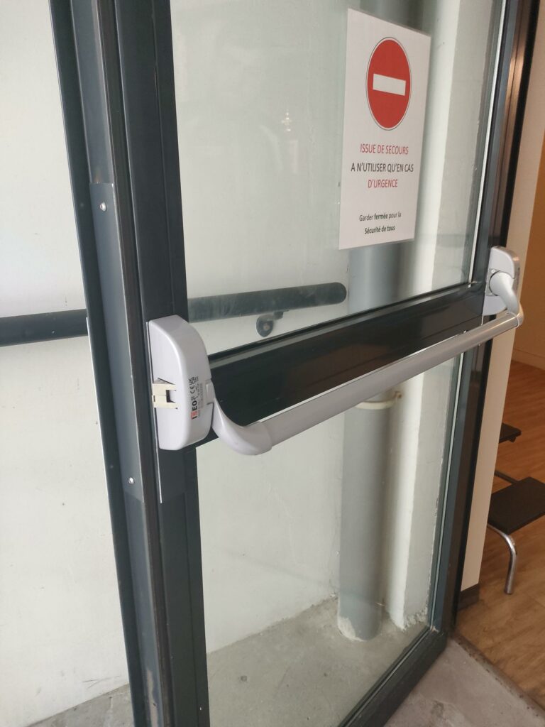 Remplacement barre anti-panique (2)